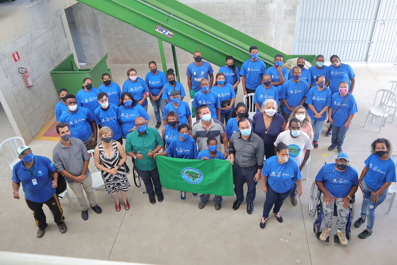 Catadores Passam Por Forma O Na Central De Triagem Do Miguel Badra