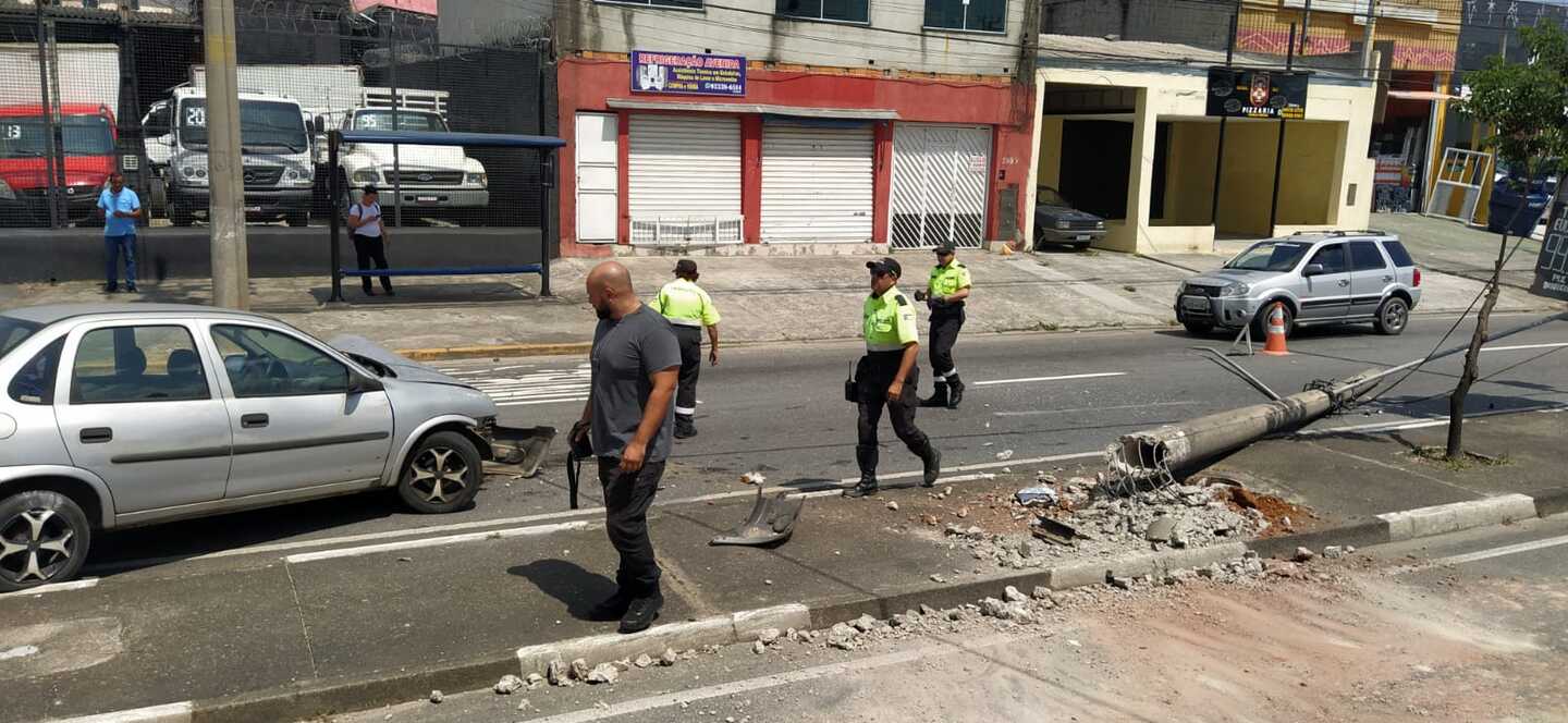 Batida de carro arranca poste do chão e provoca trânsito em Braz Cubas