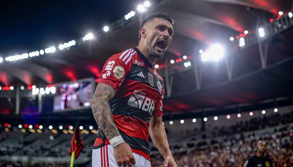 Flamengo vence Bragantino e entra na briga pelo título do Brasileiro