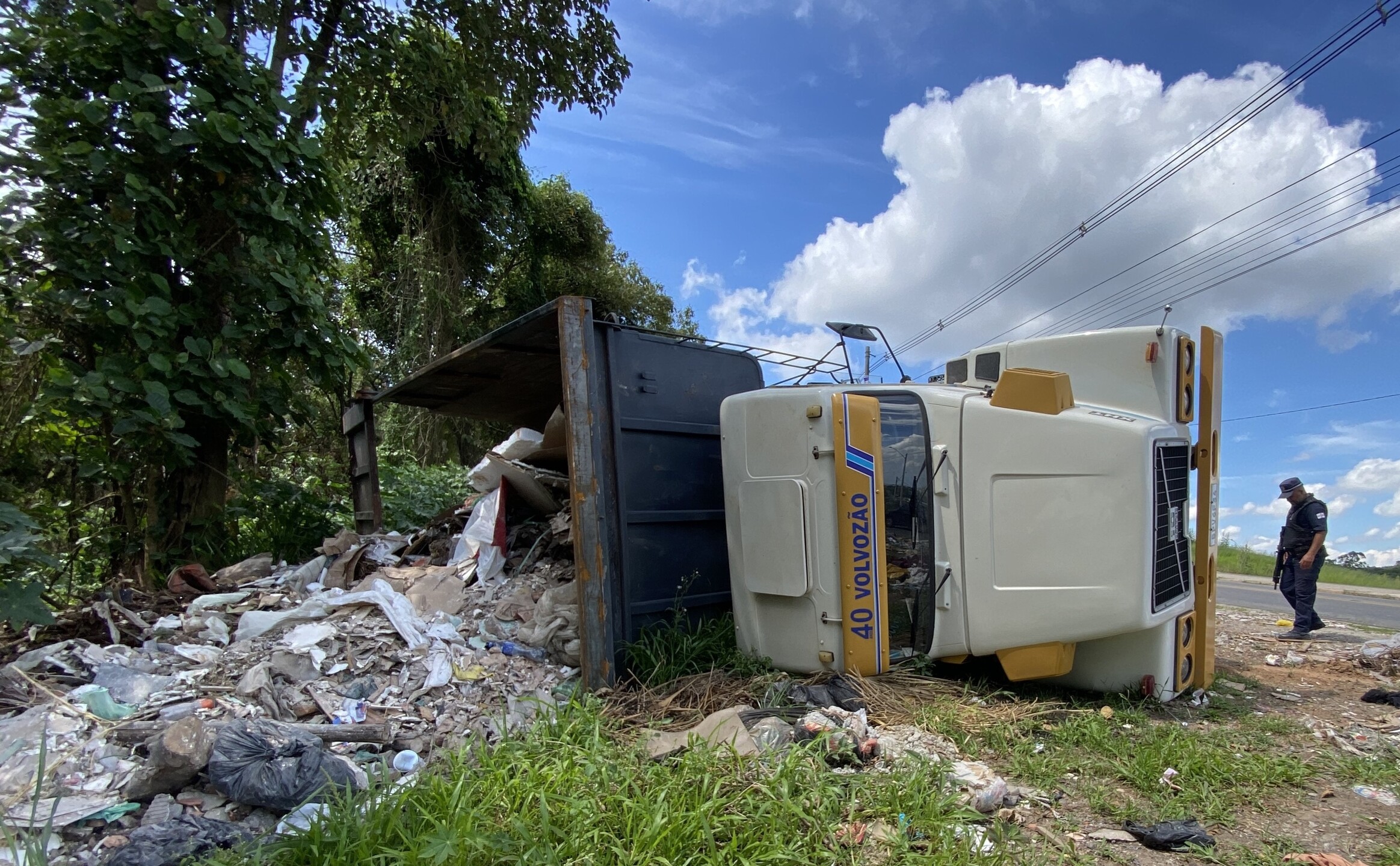 Caminhão tomba após descarte irregular e é autuado em R 34 mil pela