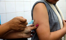 Com doses próximas do vencimento, Saúde amplia vacinação contra dengue
