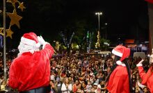 'Natal da Alegria' com Papai Noel, apresentações musicais e acender de luzes atrai 4 mil pessoas