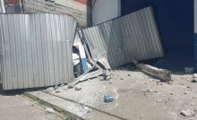 Caminhão perde o freio e bate no portão de empresa em Suzano