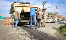 Ferraz intensifica recuperação de vias e executa reparos na Rua Lourenço Paganucci
