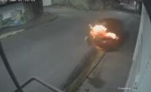 Carro em chamas bate na parede de um salão de beleza em Itaquá