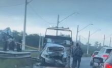 Motorista morre após perder controle, atingir mureta e bater em van em Itaquá