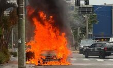 Carro pega fogo em Mogi