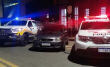 Dupla bate carro furtado em pilar de concreto durante tentativa de fuga em Guararema