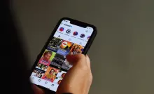 Redes sociais causam polarização e isolamento político em jovens