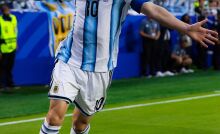 Messi vira maior artilheiro das copas e lidera Argentina em estreia
