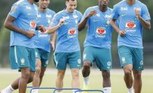 Com dúvida na direita, Brasil encerra preparação para encarar Escócia