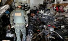 Operação da Polícia Civil e GCM localiza galpões com dezenas de motocicletas e peças irregulares