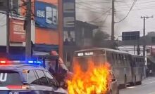 Carro pega fogo no Centro de Itaquá