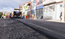 Rua Suzana Arlow, na Vila Santo Antônio, em Ferraz, recebe novo asfalto
