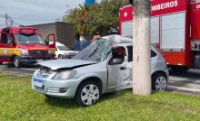 Motorista perde controle do carro e colide com poste em Suzano