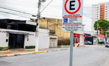 Transporte aprimora sinalização em vagas especiais para contemplar idosos e deficientes