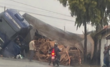 Carreta tomba e interdita rua de Brás Cubas em Mogi 