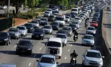 Motoristas devem redobrar cuidados ao dirigir na chuva; confira dicas