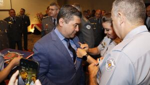 Prefeito recebe medalha de mérito do Comando de Policiamento Metropolitano