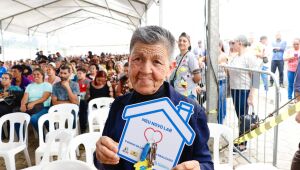 Prefeito e ministros entregam chaves de apartamentos a 300 famílias do Residencial Suzano II


