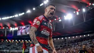 Flamengo vence Bragantino e entra na briga pelo título do Brasileiro
