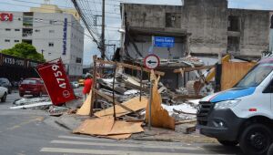 Muro de obra cai no Centro de Suzano, danifica dois veículos e causa congestionamento