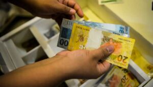 Endividamento atinge 76,6% das famílias brasileiras, mostra CNC
