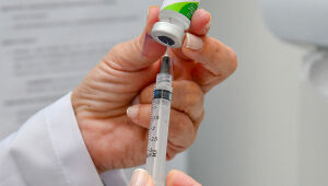 Cidades iniciam vacinação contra gripe; 1,1 mil doses são aplicadas
