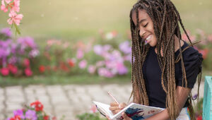 Escritora de 13 anos lança quarto livro em Suzano
