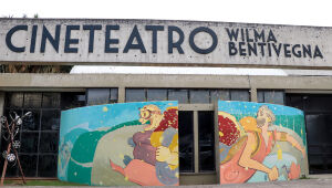 Fachada do Cineteatro Wilma Bentivegna recebe ação do projeto 'Arte Pública'

