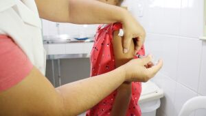 Saúde inicia vacinação contra a dengue para adolescentes de 12 a 14 anos nesta segunda 

