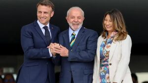 Lula concede a Macron a Ordem Nacional do Cruzeiro do Sul
