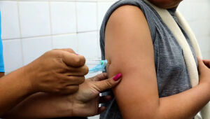 Com doses próximas do vencimento, Saúde amplia vacinação contra dengue
