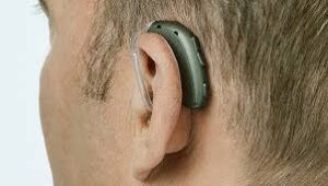 Quem usa aparelho auditivo é considerado uma pessoa com deficiência?