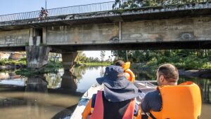 Defesa Civil de Itaquá monitora desassoreamento do rio Tietê e DAEE apresenta balanço de 11,8 mil 