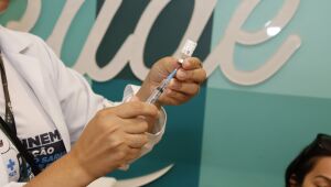 Cidades aguardam novas doses de vacina para ampliar público-alvo 