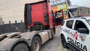 Motorista bate caminhão, foge e é detido em Itaquá

