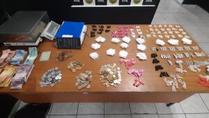 Canil prende suspeito por tráfico e localiza 523 porções de drogas