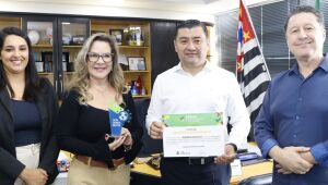 Prêmio por governança digital é apresentado ao prefeito