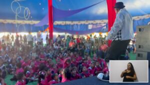 'Cola Aí: Minha Escola na TV' aborda o tema do circo durante o 'EducaShow'