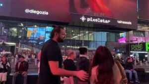 Empresária mogiana se emociona com pedido de casamento na Times Square