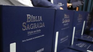 Prefeitura de Suzano recebe doação de Bíblia em braile
