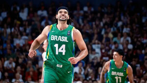 Brasil vence Letônia e se classifica para Paris 2024 no basquete

