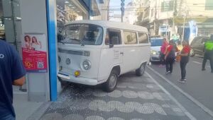 Kombi bate em fachada de loja e paralisa trânsito no Centro de Mogi