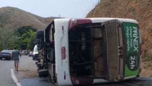 RJ: ônibus com time de futebol americano tomba e deixa 3 mortos