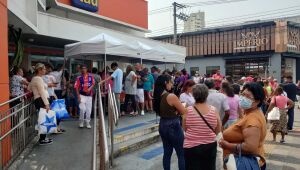 Longa fila se forma em agência bancária no Centro de Suzano; clientes protestam
