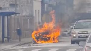 Carro pega fogo em Mogi; ninguém fica ferido