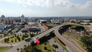 Motociclista é socorrido após colisão entre carro e moto no Viaduto Leon Feffer