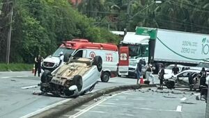 Acidente entre carros com capotamento deixa três feridos 

