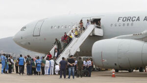 Décimo voo da FAB com 213 repatriados do Líbano chega a São Paulo
